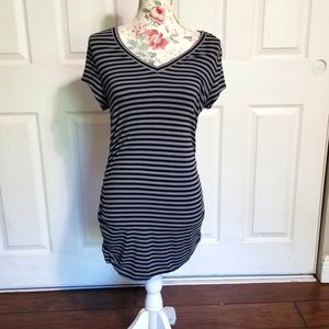 Liz Lange maternity v neck